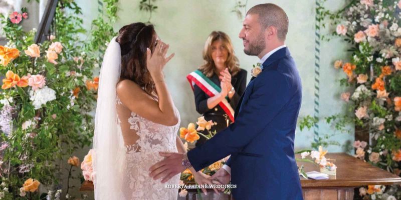 Matrimonio civile personalizzato da Roberta Patanè Weddings. Sposi e sindaco durante il rito.