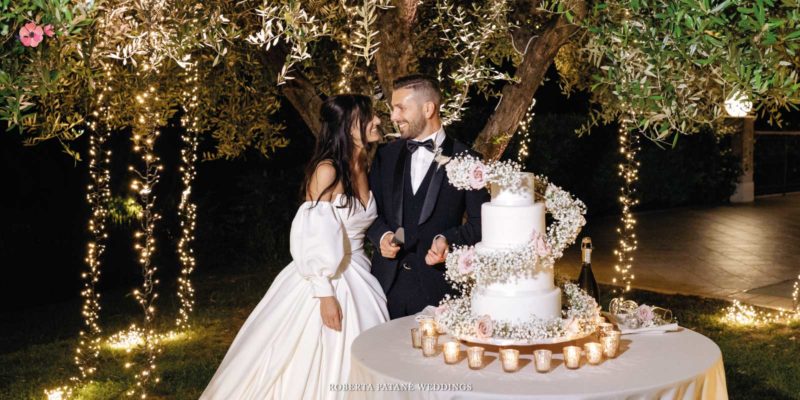Taglio della torta con decorazioni e luci ideate da Roberta Patanè