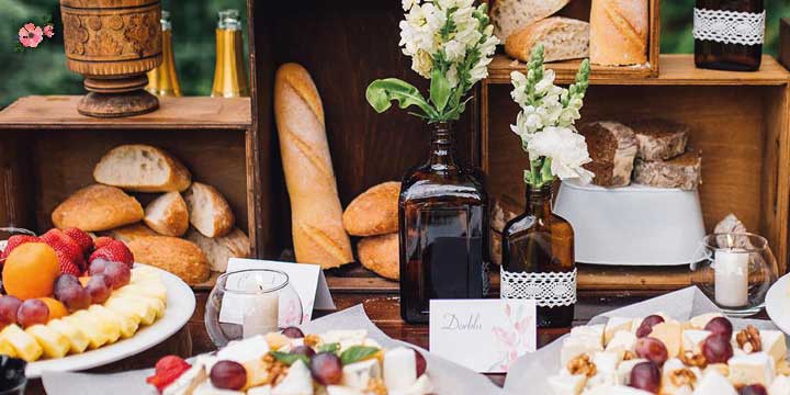 Tavola bianca allestita per il giorno del matrimonio a casa degli sposi