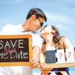 Sposi che comunicano la nuova data del matrimonio