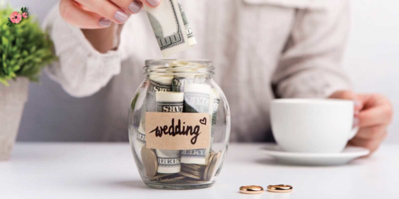 Sposa che risparmia soldi per il matrimonio