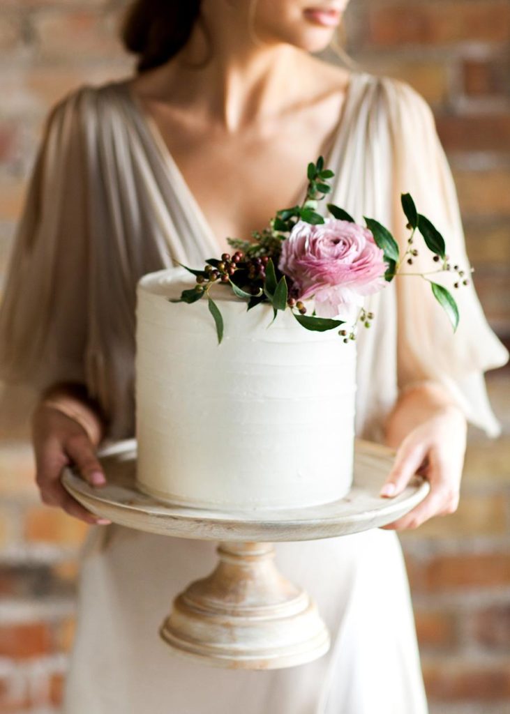 One layer romantic wedding cake