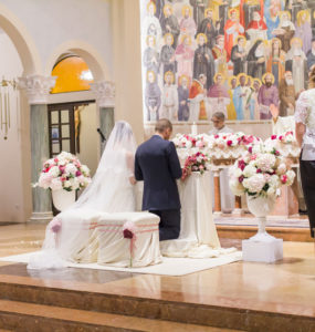 Allestimento della zona sposi in chiesa, altare, banchetto nuziale e panchetti