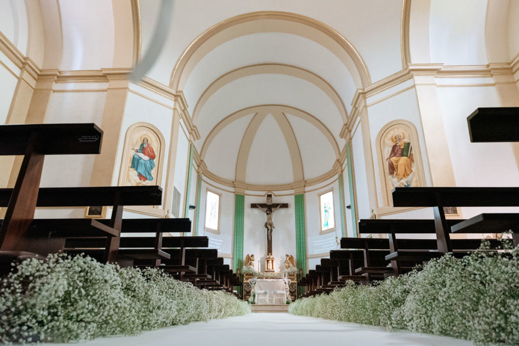 Allestimenti floreali per la chiesa con decorazioni floreali a terra - Roberta Patanè