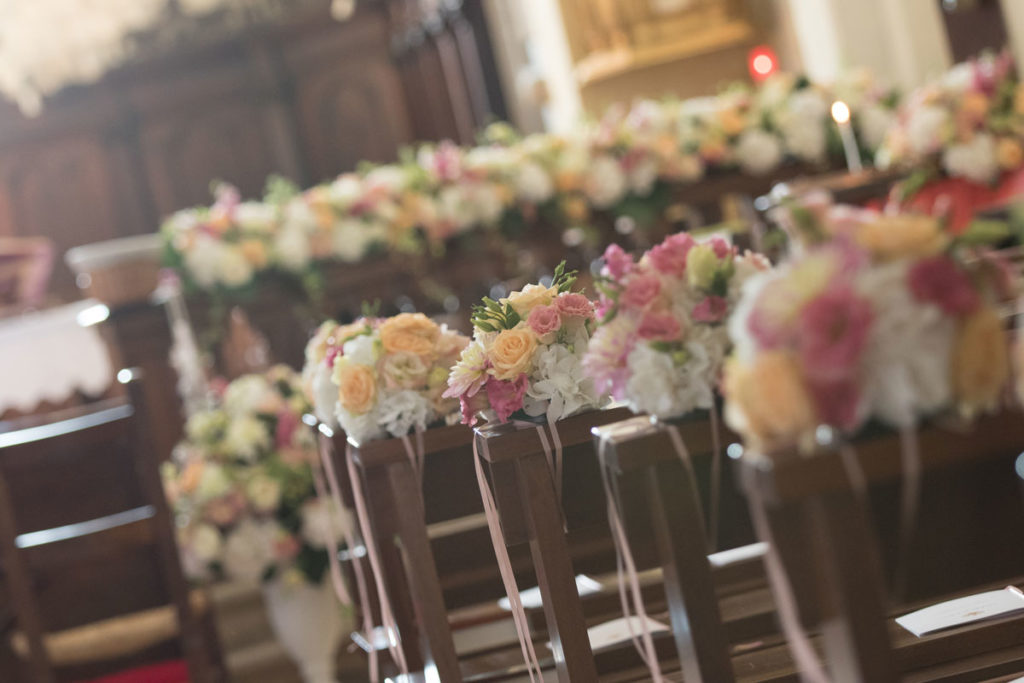 Addobbi floreali per la chiesa colorati - Roberta Patanè wedding planner