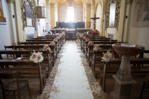Allestimento della navata in chiesa per un matrimonio - Roberta Patanè Wedding Planner