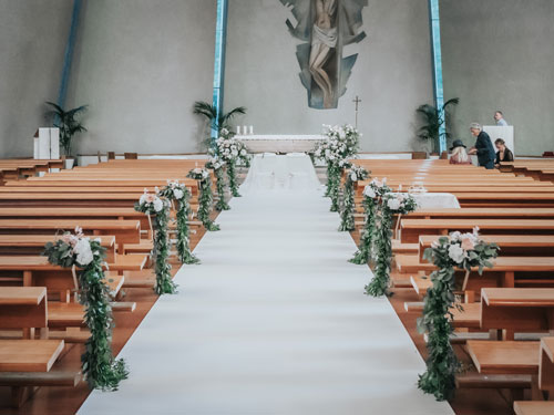 Allestimento floreale in chiesa, discreto, rispettoso ma particolare nel rispetto della palette del matrimonio
