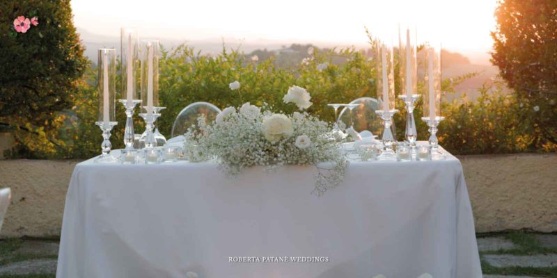 Tavolo degli sposi al tramonto allestito in total white
